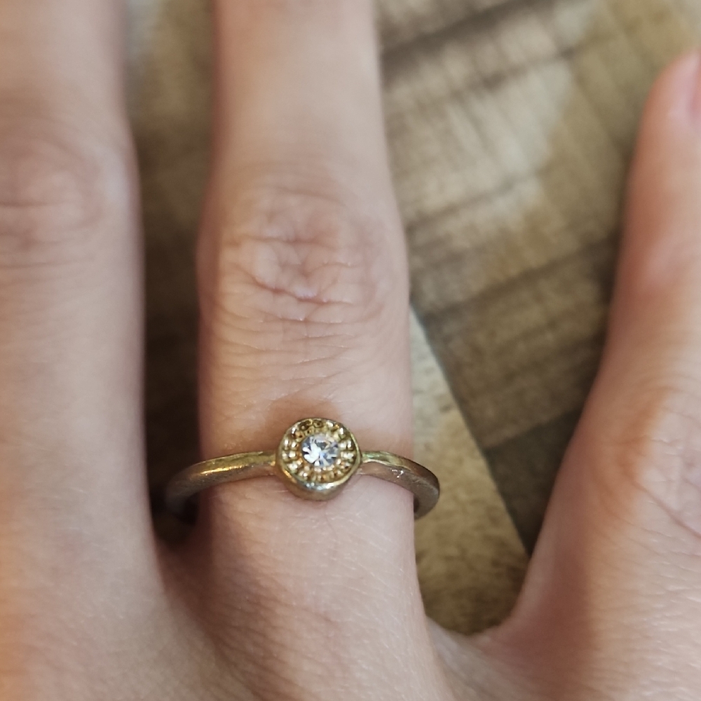Elegant Gold Ring with Diamond Accent